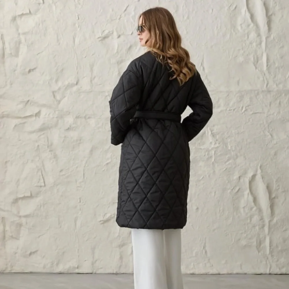NWT Levure Women's Black Quilted Coat with Cream Collar - Picture 2 of 5
